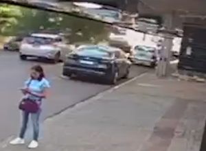camera-flagra-momento-em-que-arvore-racha-ao-meio-e-atinge-dois-carros-em-cascavel