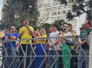 tributo-a-charlie-kirk-e-realizado-em-universidade-onde-advogado-e-vereador-foram-expulsos