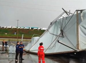 vendaval-atinge-autodromo-em-cascavel-e-causa-estragos-em-veiculos