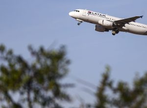 latam-anuncia-compra-de-24-avioes-da-embraer