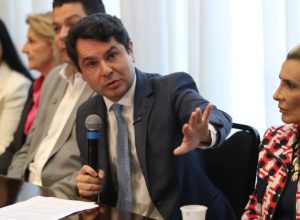 legislativo-do-pr-celebra-codigo-de-etica-que-livra-deputados-por-acordos-em-casos-de-corrupcao