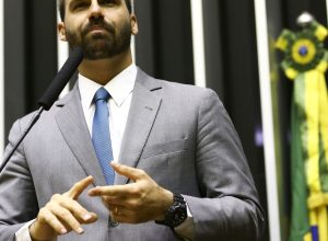 camara-deve-ser-comunicada-sobre-denuncia-contra-eduardo-bolsonaro