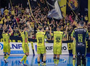 jaragua-faz-promocao-de-ingressos-para-os-dois-jogos-da-semana-na-arena