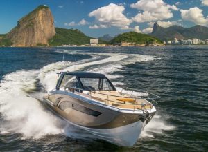 lancha-de-luxo-fabricada-no-brasil-custa-r$-4,5-milhoes-e-tem-fila-de-espera-de-oito-meses 