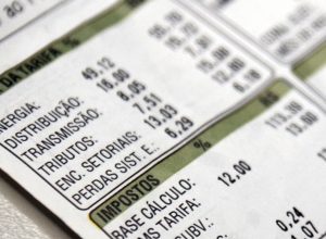 aneel-reduz-bandeira-para-vermelha-1-na-conta-de-luz-em-outubro