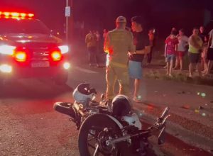 motociclista-fica-gravemente-ferido-apos-bater-em-carro-no-bairro-floresta,-em-cascavel