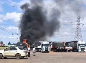 cabine-de-caminhao-pega-fogo-em-posto-de-combustivel-na-br-277