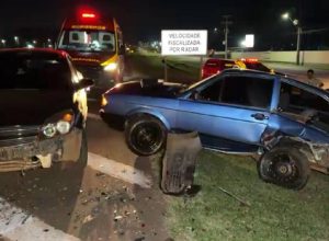 motorista-bate-em-carro-no-acostamento-e-deixa-duas-pessoas-feridas-na-br-277