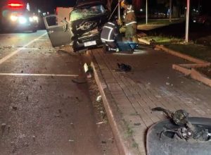 mulher-fica-ferida-ao-bater-caminhonete-contra-poste-na-avenida-assuncao