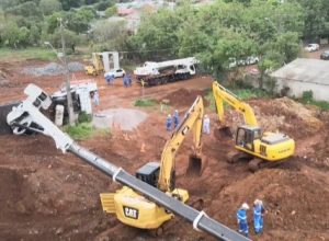 guindaste-tomba-e-atinge-escavadeira-durante-obras-do-ecopark-em-cascavel