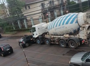 caminhao-betoneira-colide-com-carro-em-cruzamento-no-centro-de-cascavel