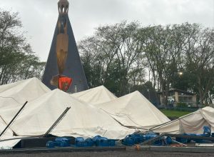 ventos-fortes-derrubam-21-tendas-das-novenas-em-itaipulandia-a-dois-dias-do-evento